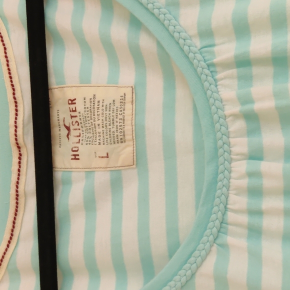 NWT Hollister Tee - Picture 2 of 3